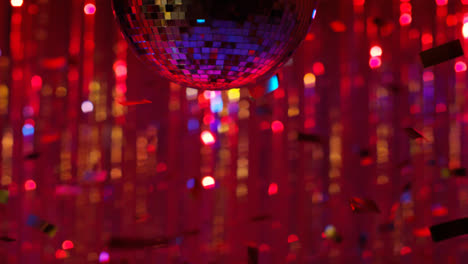 Nahaufnahme-Einer-Rotierenden-Spiegelkugel-In-Einem-Nachtclub-Oder-Einer-Disco-Mit-Blinkendem-Blitzlicht-Und-Fallendem-Goldenem-Konfetti
